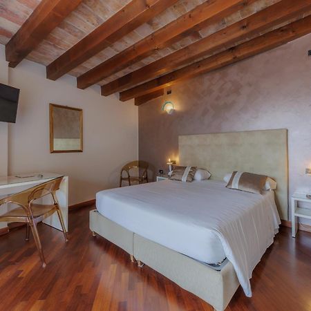 Hotel Degli Oleandri Сирмионе Екстериор снимка