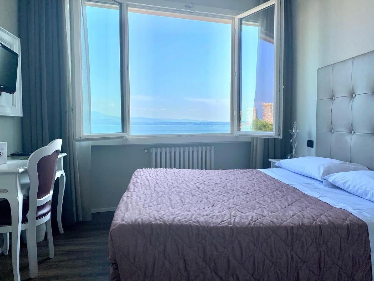 Hotel Degli Oleandri Сирмионе Екстериор снимка
