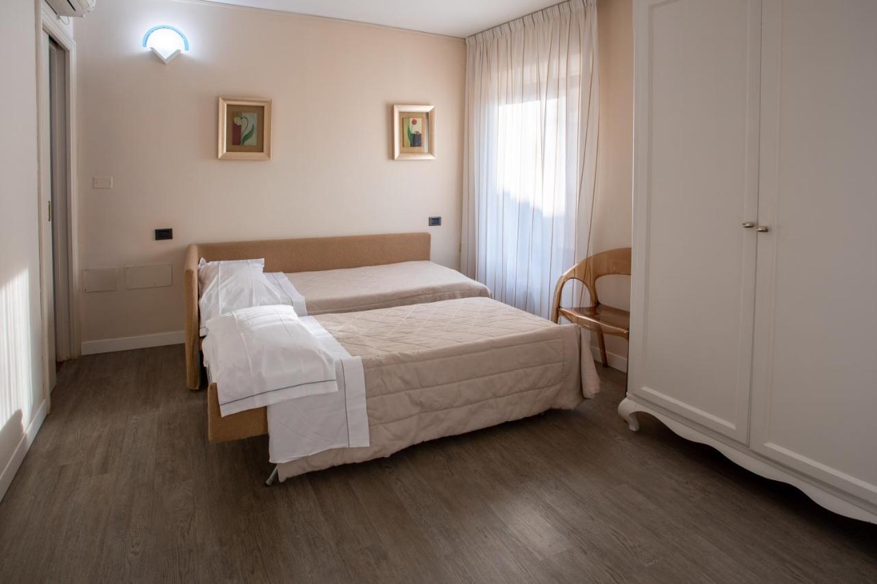 Hotel Degli Oleandri Сирмионе Екстериор снимка