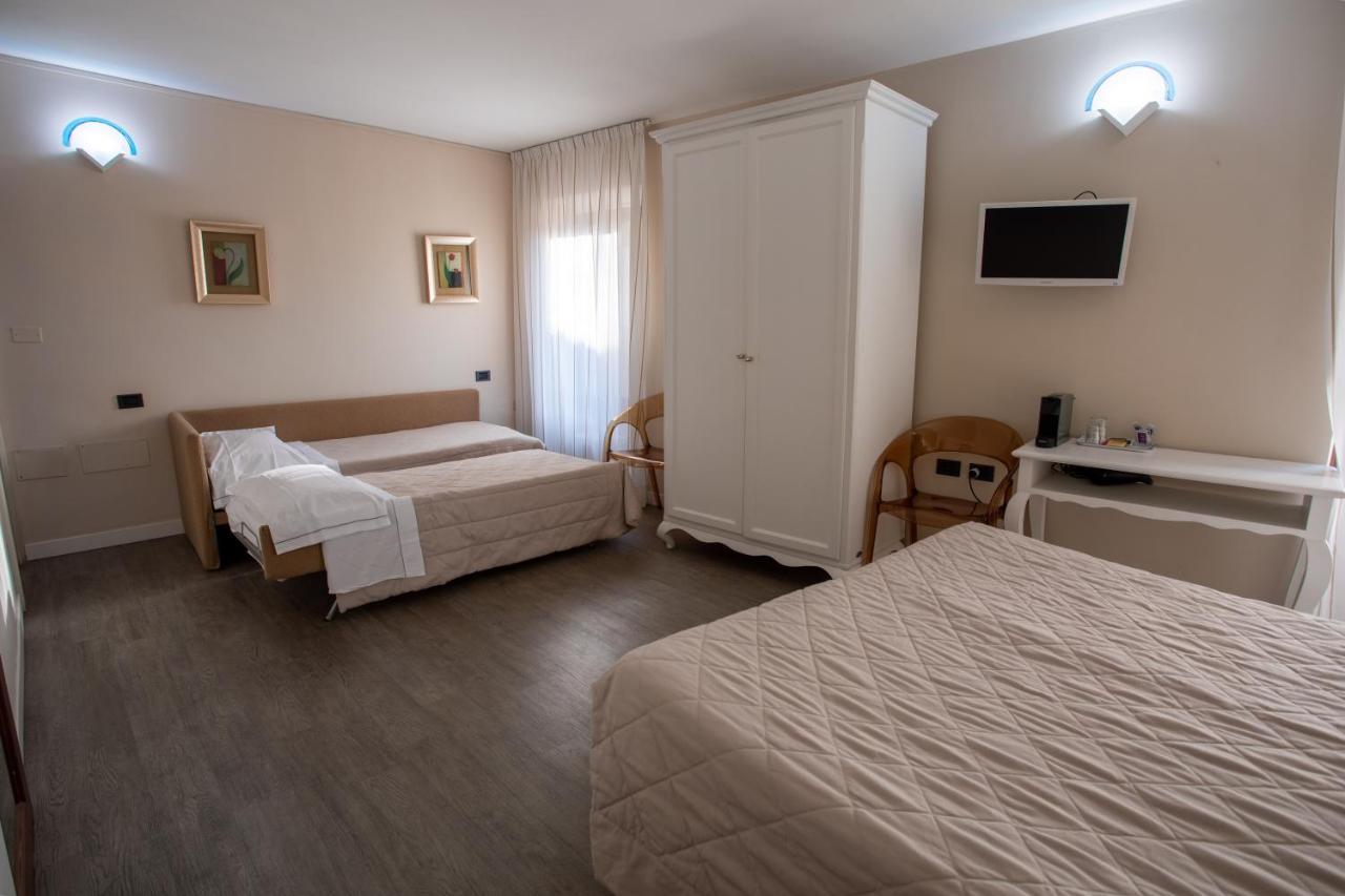 Hotel Degli Oleandri Сирмионе Екстериор снимка