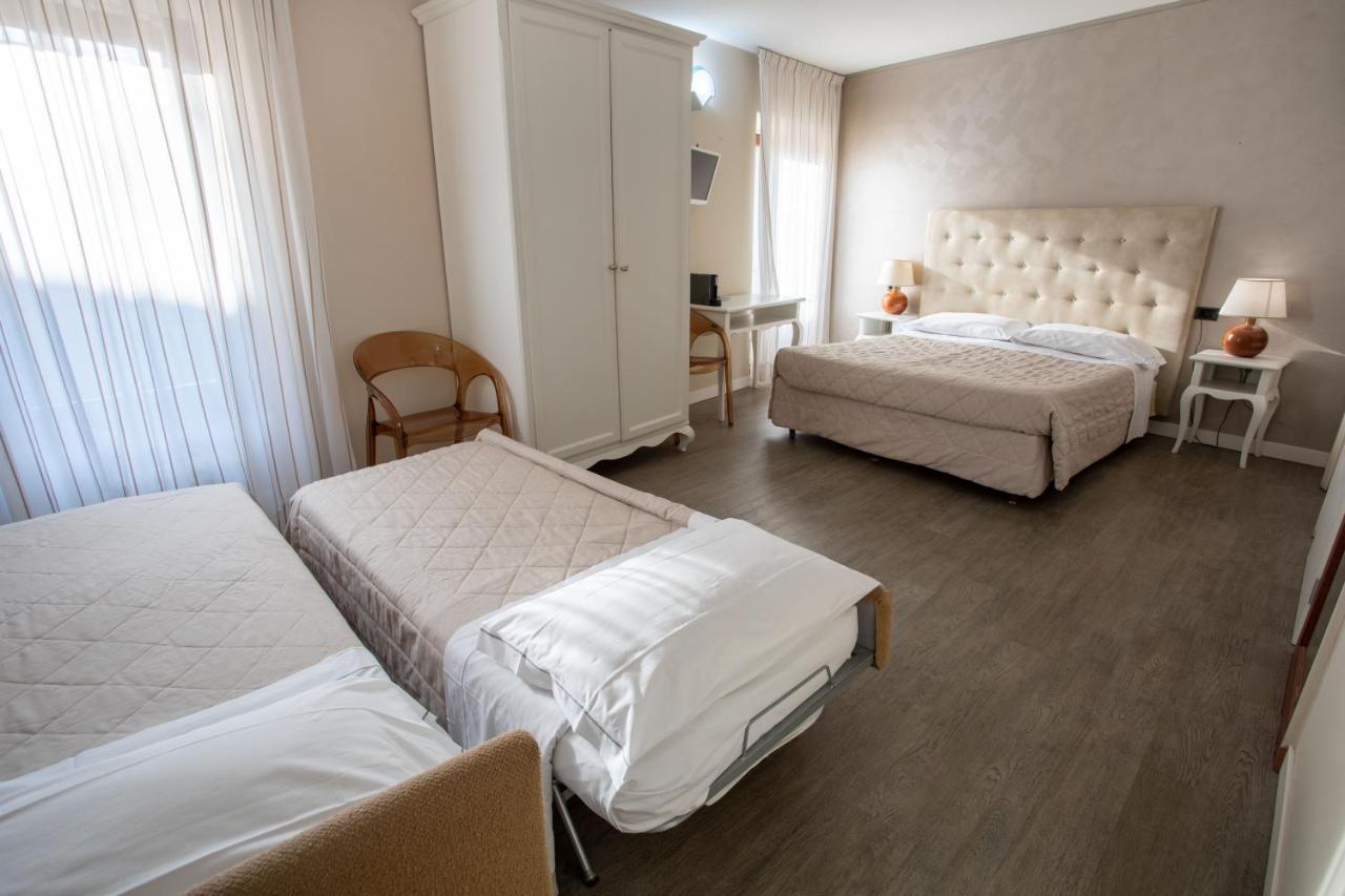Hotel Degli Oleandri Сирмионе Екстериор снимка