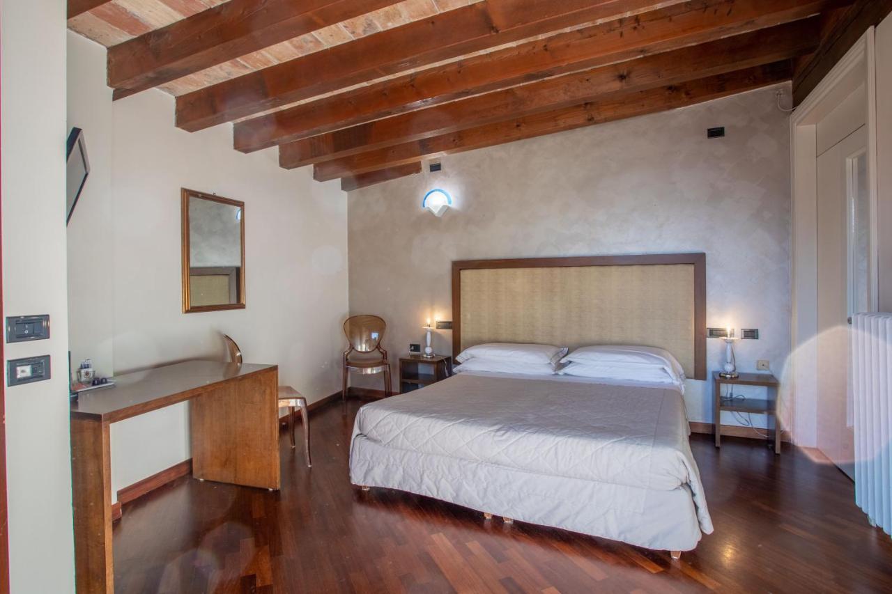 Hotel Degli Oleandri Сирмионе Екстериор снимка