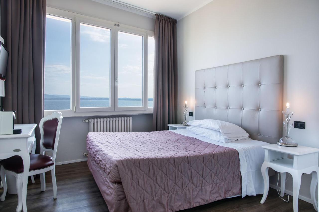 Hotel Degli Oleandri Сирмионе Екстериор снимка