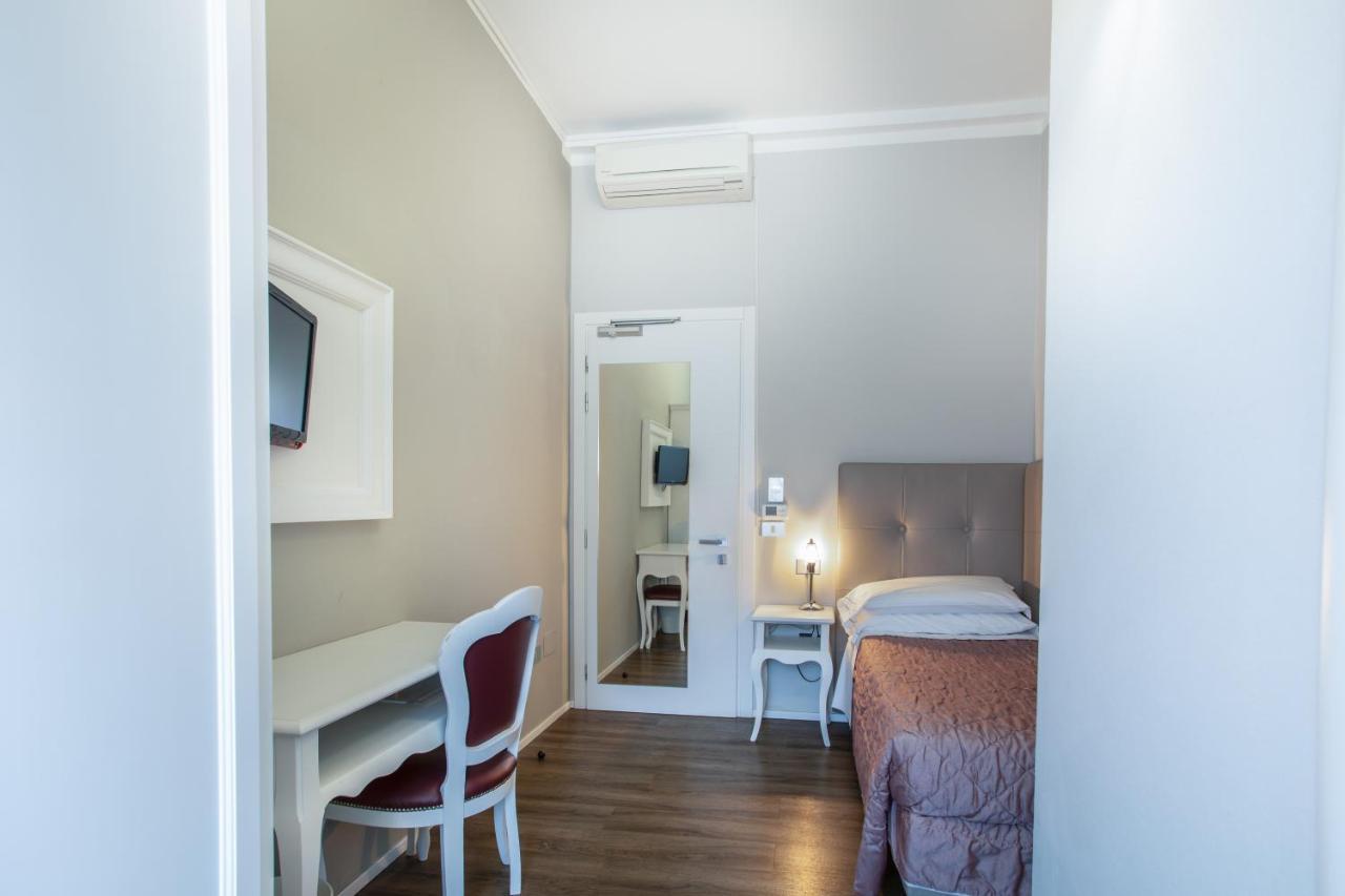 Hotel Degli Oleandri Сирмионе Екстериор снимка