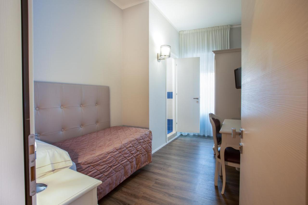 Hotel Degli Oleandri Сирмионе Екстериор снимка