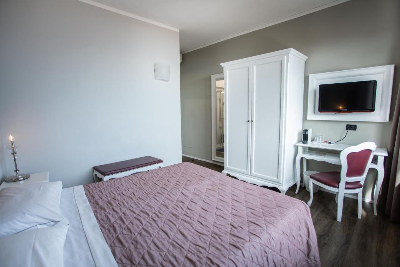 Hotel Degli Oleandri Сирмионе Екстериор снимка