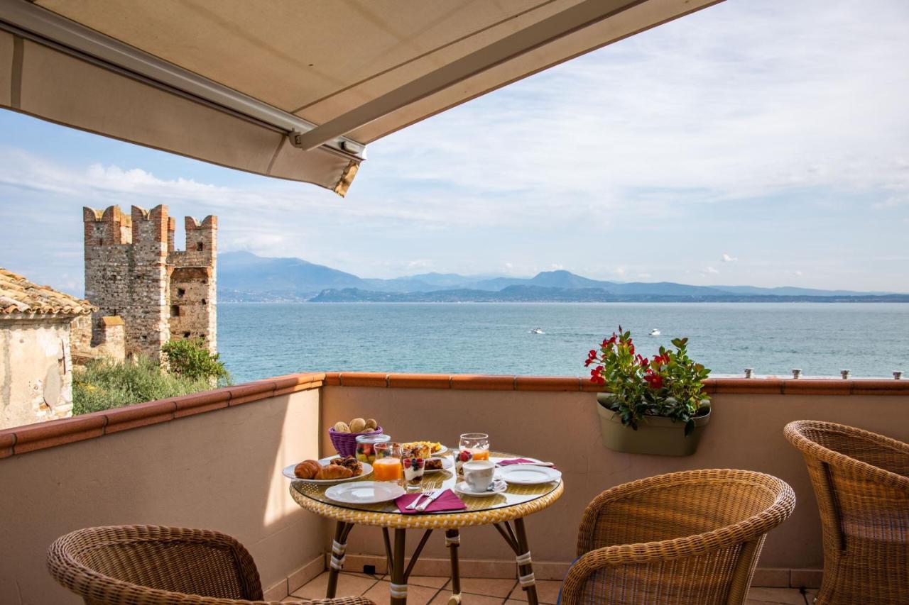 Hotel Degli Oleandri Сирмионе Екстериор снимка