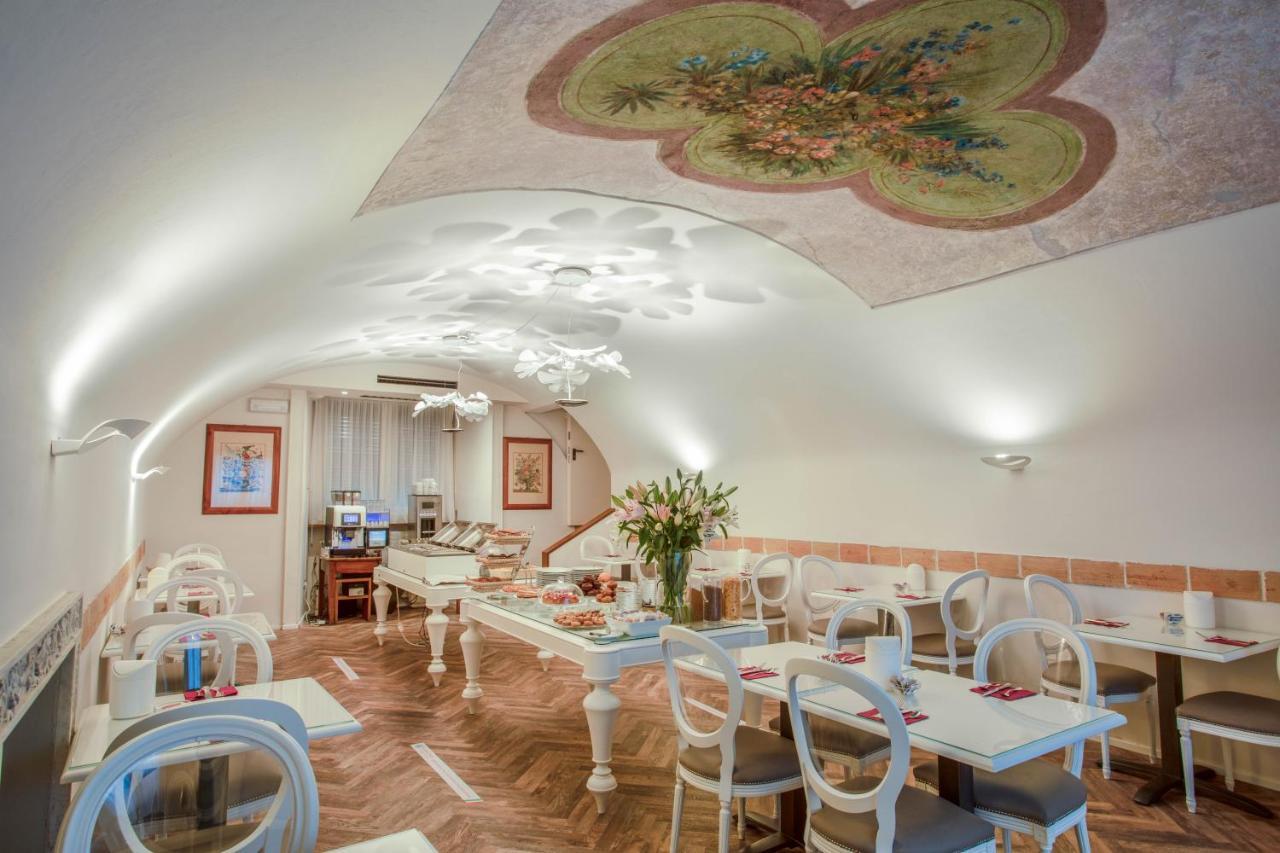 Hotel Degli Oleandri Сирмионе Екстериор снимка