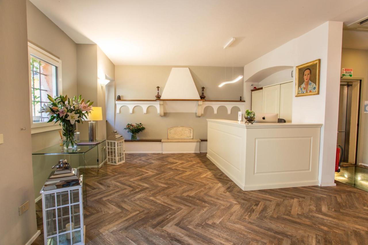Hotel Degli Oleandri Сирмионе Екстериор снимка
