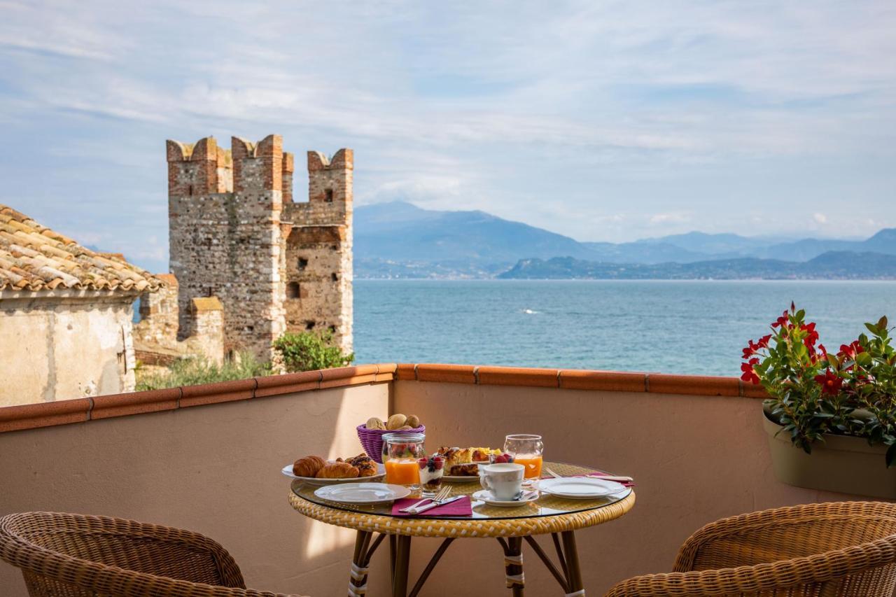 Hotel Degli Oleandri Сирмионе Екстериор снимка