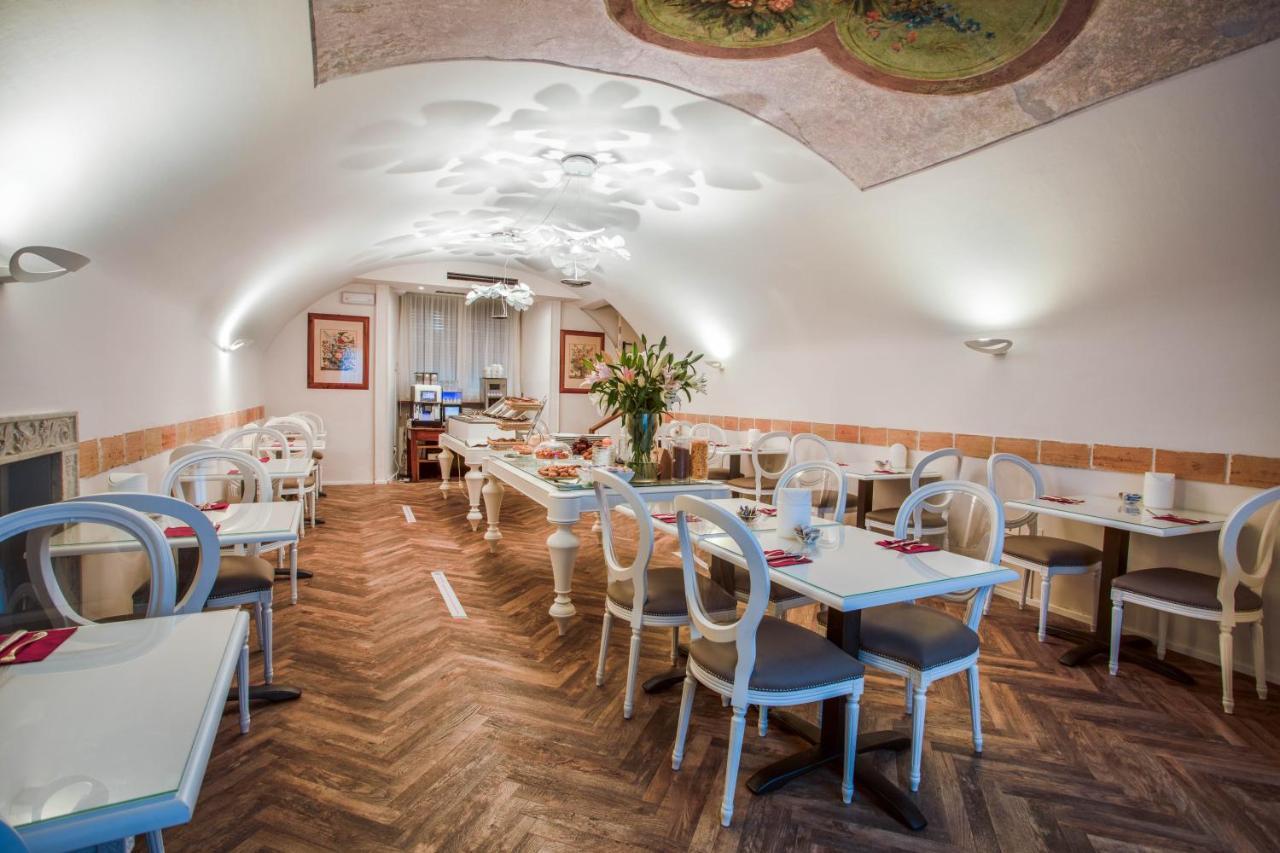 Hotel Degli Oleandri Сирмионе Екстериор снимка