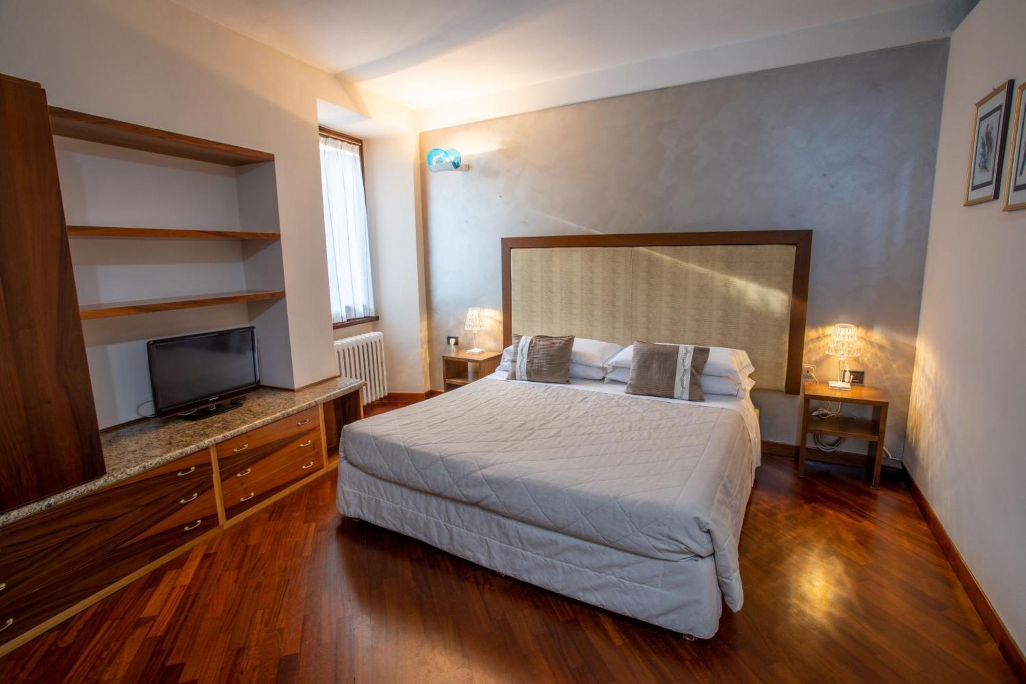 Hotel Degli Oleandri Сирмионе Екстериор снимка