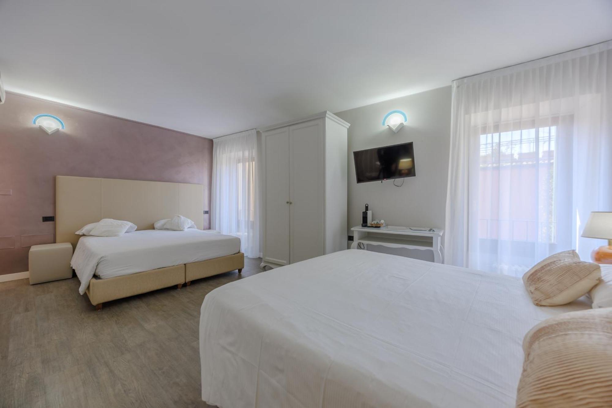 Hotel Degli Oleandri Сирмионе Екстериор снимка