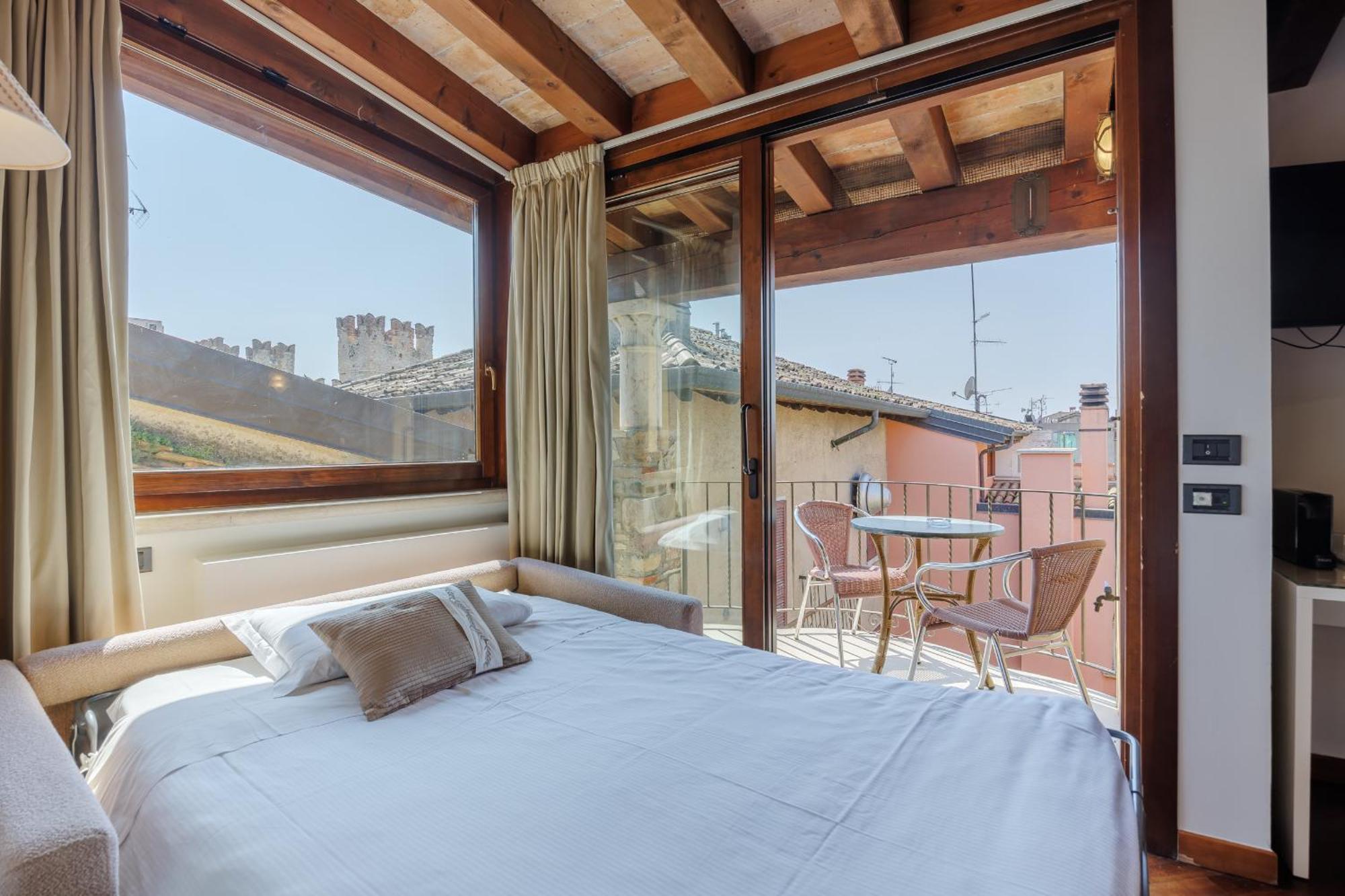 Hotel Degli Oleandri Сирмионе Екстериор снимка