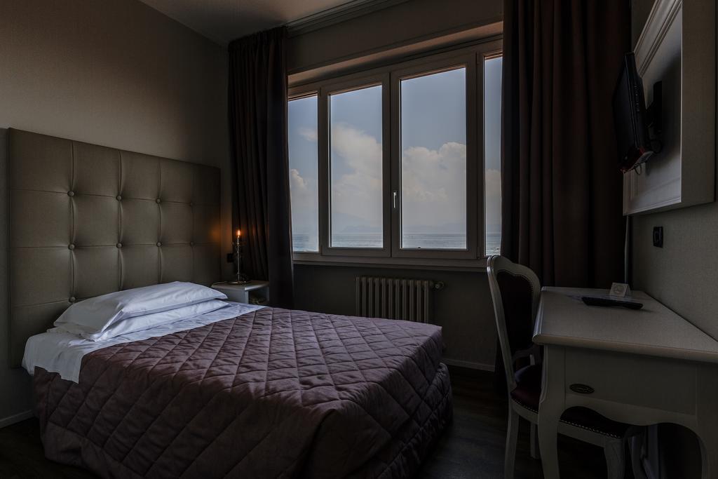 Hotel Degli Oleandri Сирмионе Екстериор снимка