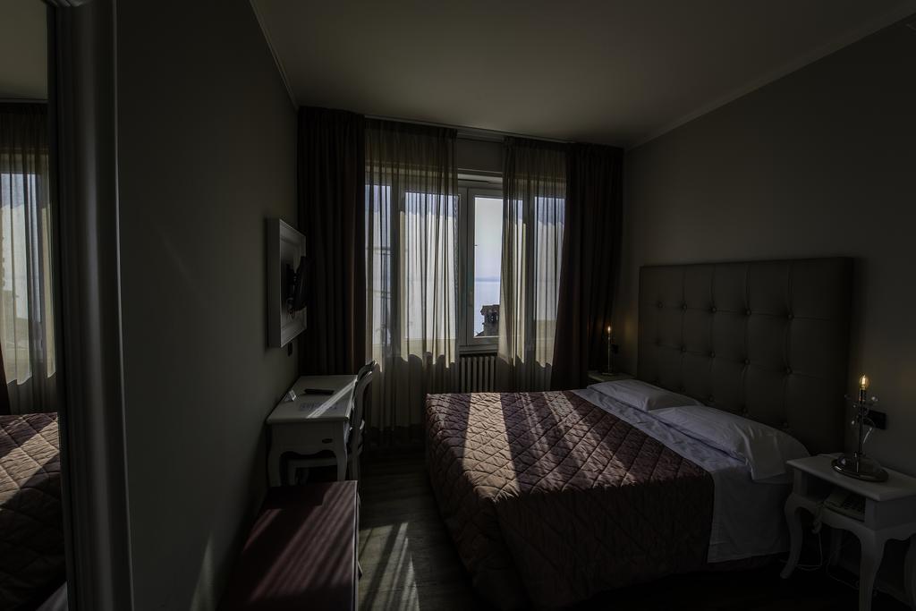 Hotel Degli Oleandri Сирмионе Екстериор снимка