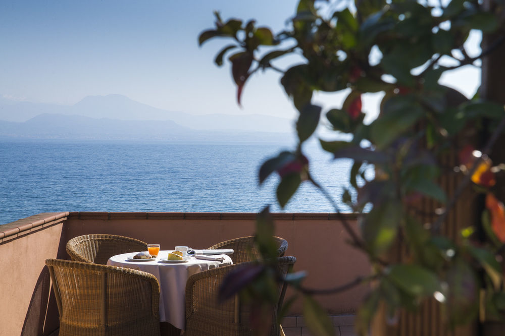 Hotel Degli Oleandri Сирмионе Екстериор снимка